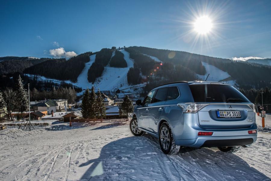  Mitsubishi Outlander PHEV 2012 года  (фото 42 из 48)